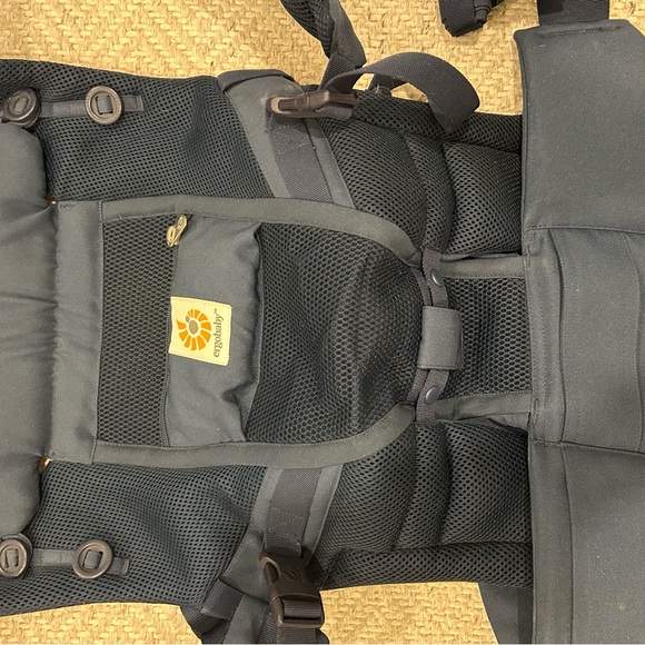 Ergobaby 360 carrier - Picture 4 of 4